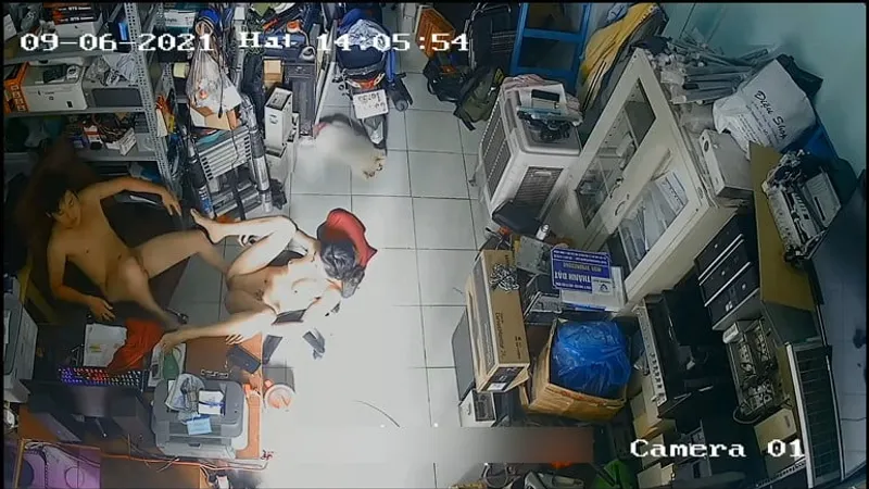 Người vợ chồng yêu ngoại tình trong của hàng máy tính
