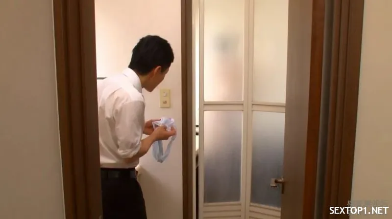 đến nhà chơi, thanh niên nhìn trộm mẹ bồ tắm