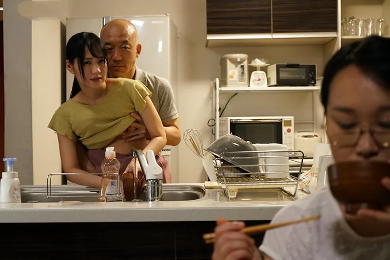 Chồng xoạc con gái riêng của vợ yêu khi biết cô vợ không thể sinh con cho mình