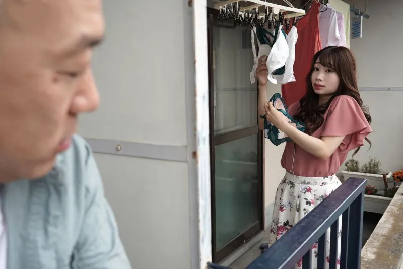 Gã nhà sát bên chuyên soi mói và cặp cô vợ gã chồng thường xuyên rên la quá to