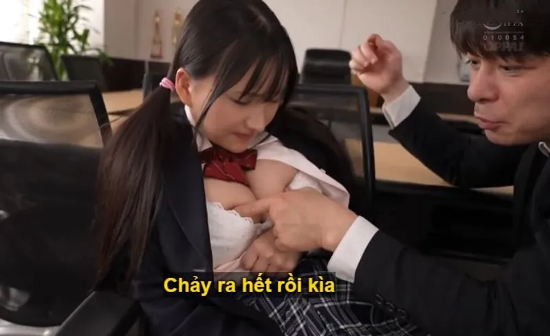 Ba năm trời, thầy giáo rèn luyện cô học trò ngực khủng thành "bình đựng tinh".